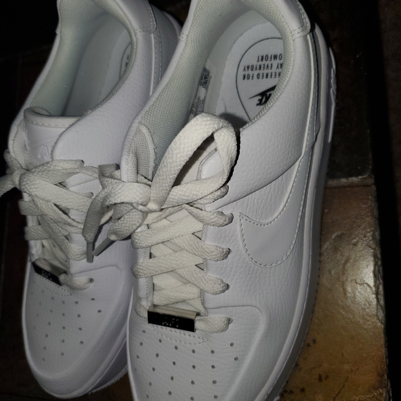 Nike women's Air Force 1 - Picture 3 of 3